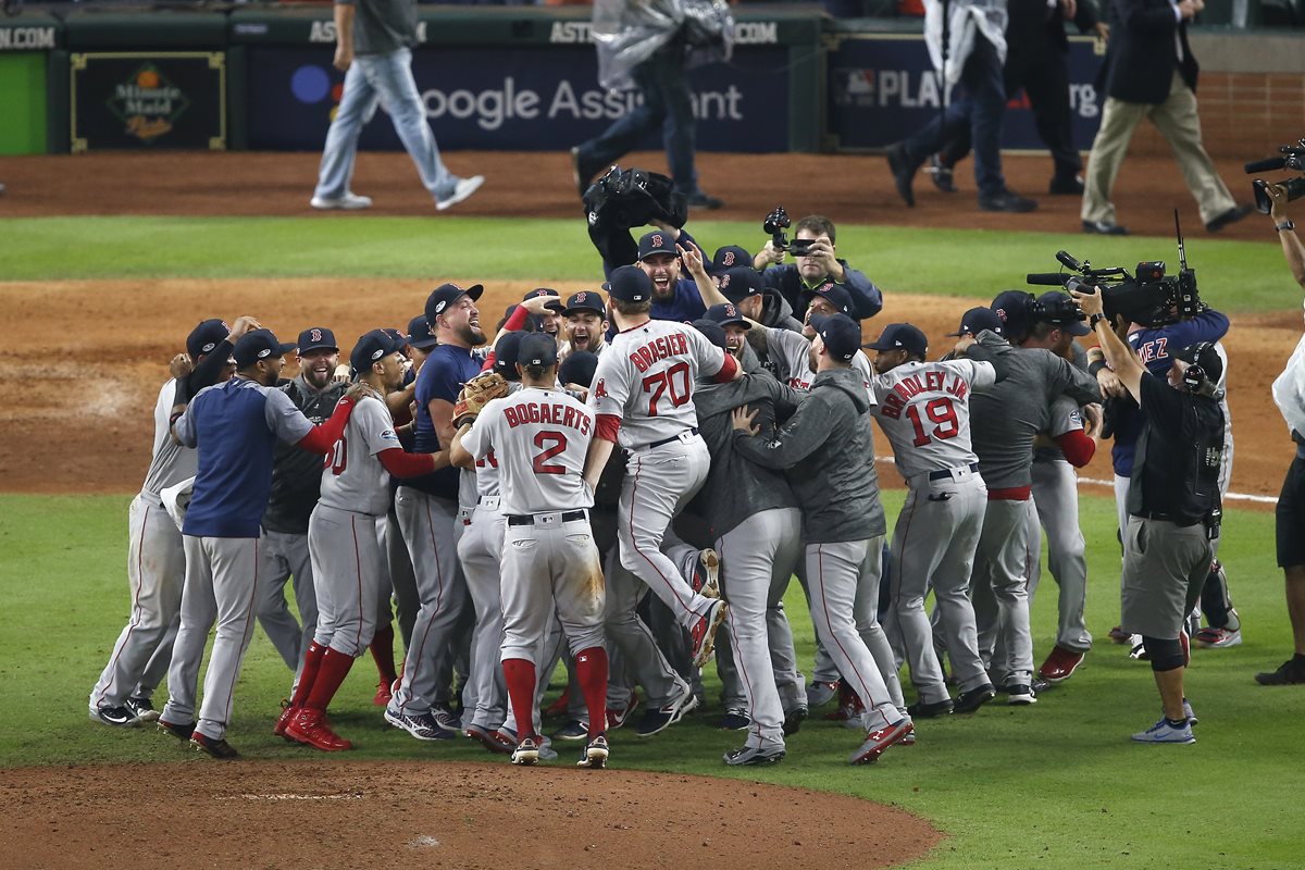 Los Medias Rojas celebran después de ganar la Serie de Campeonato de la Liga Americana. (Foto Prensa Libre: AFP)