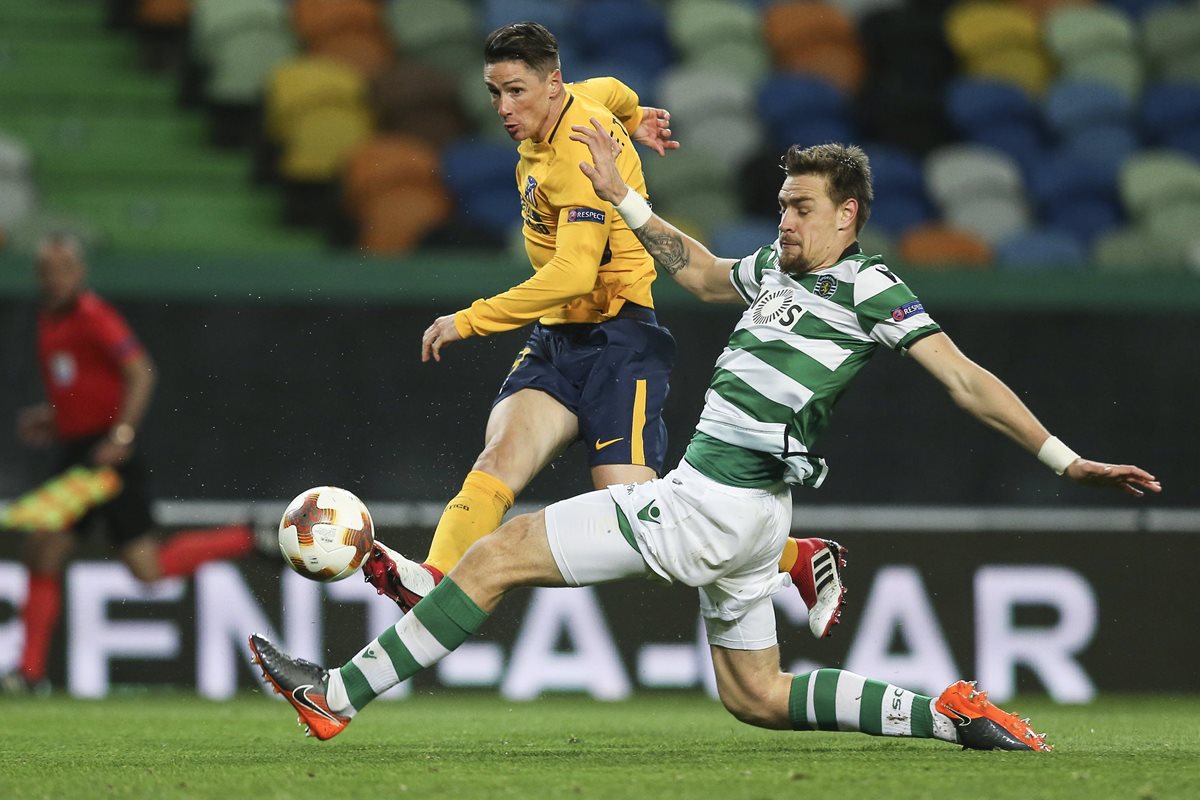 Sebastian Coates (d) de Sporting disputa un balón con Fernando Torres (i) de Atlético Madrid. (Foto Prensa Libre: EFE)