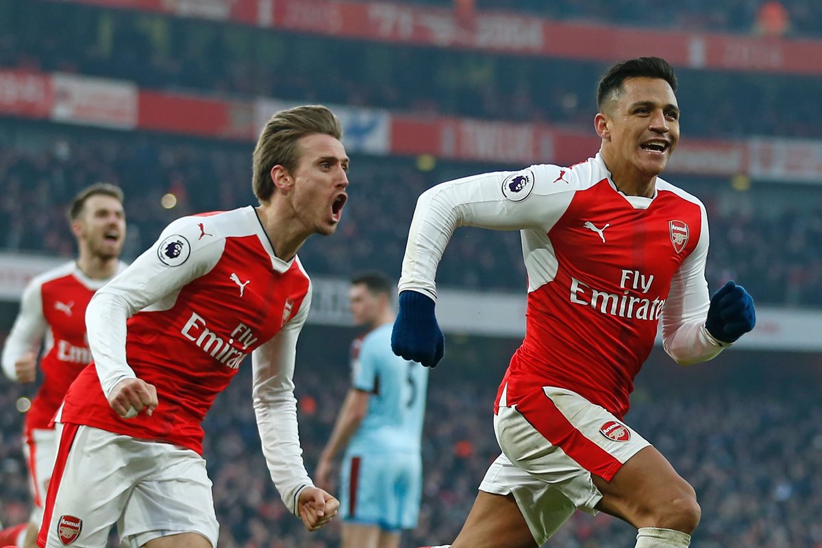 Alexis Sánchez celebra después de anotar en el triunfo del Arsenal. (Foto Prensa Libre: AFP)