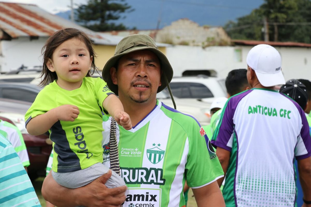 Los antigüeños asisten en familia para apoyar a su equipo.