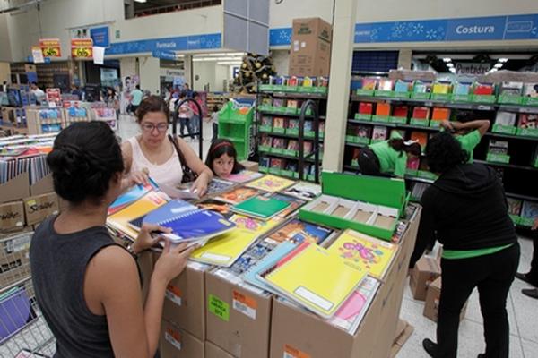 Librerías y supermercados sustituyen, con miles de artículos escolares, a los clásicos adornos navideños. Las ofertas y combos de temporada incluyen desde cuadernos, hasta artículos más sofisticados, como juegos de geometría y textos especializados. (Foto Prensa Libre: Edwin Bercián)