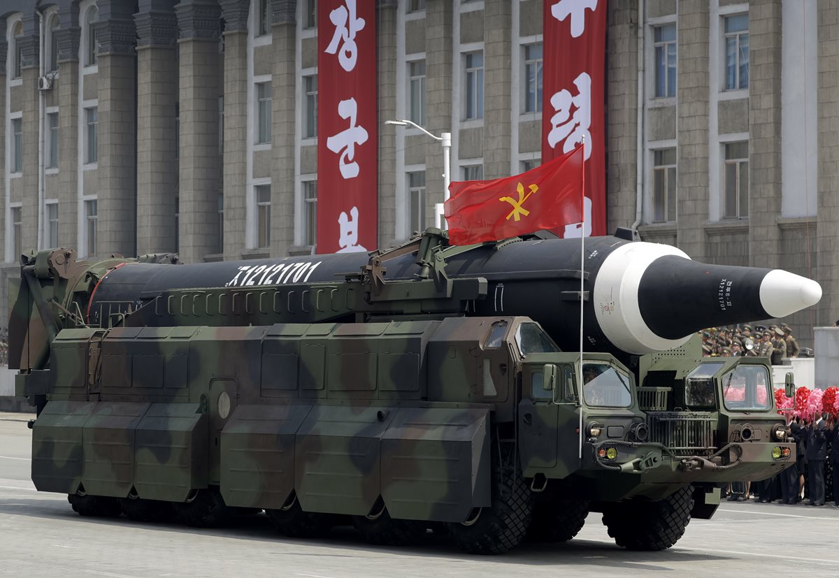 Un misil no identificado podría ser el Hwasong-12 se exhibe en la Plaza Kim Il Sung en Pionyang. (Foto HemerotecaPL).