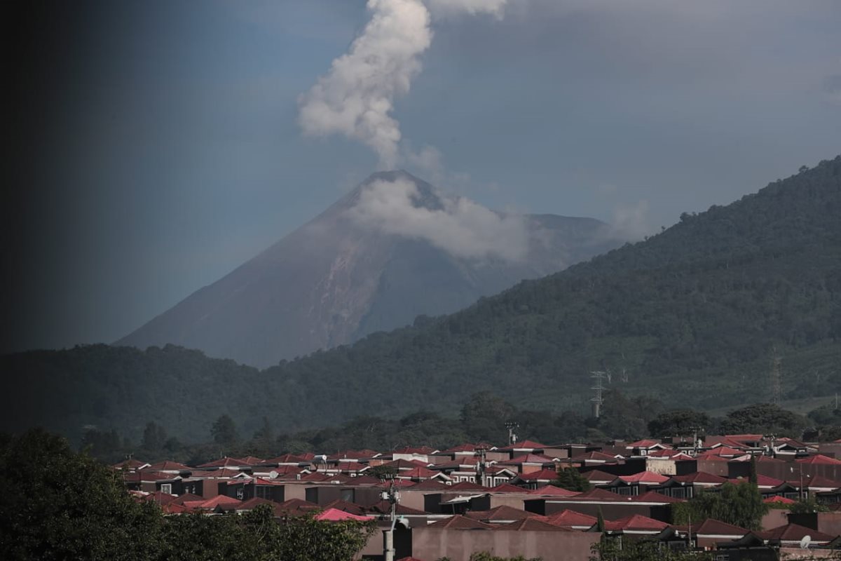 La actividad del Volcán de Fuego no cesa y las explosiones pueden verse a kilómetros de distancia.