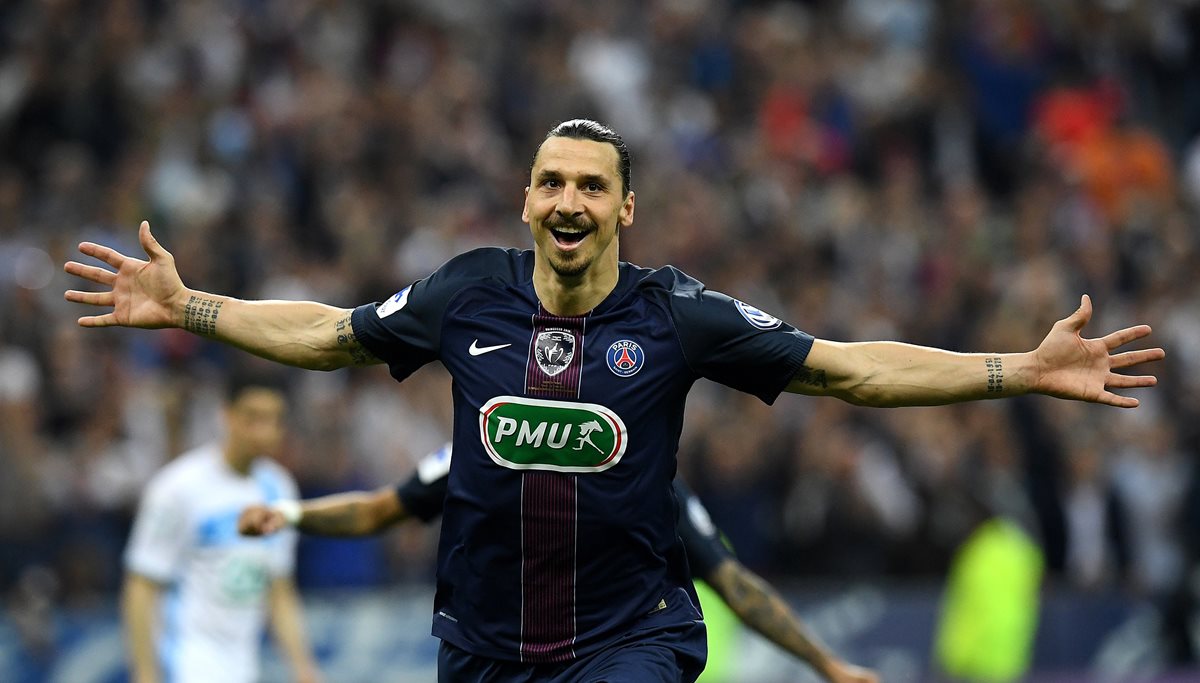 Ibrahimovic fue el héroe del PSG y se despide de la afición parisina. (Foto Prensa Libre: AFP)