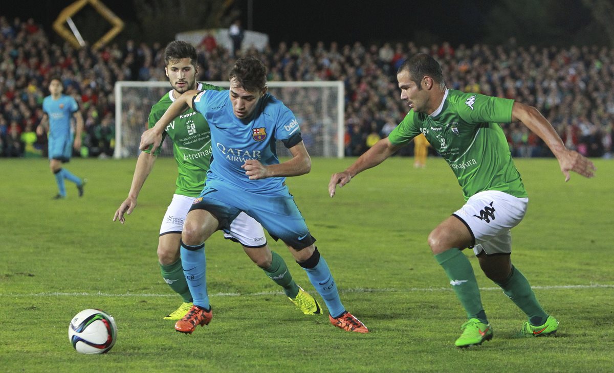 Munir El Haddadi, intenta quedarse con el balón ante los jugadores del Villanovense, Calatrava y Anxo. (Foto Prensa Libre: EFE)