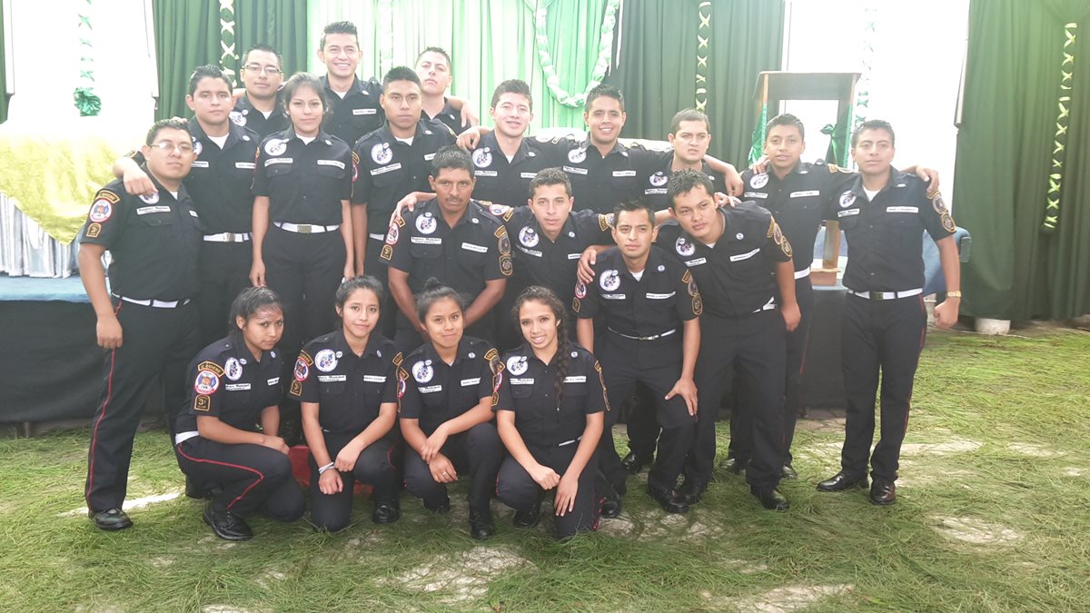 Nuevos socorristas participan en acto de graduación, en estación de los Bomberos Municipales Departamentales de Santa Cruz del Quiché. (Foto Prensa Libre: Óscar Figueroa)