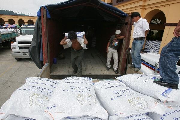 En todo el país se repartirán 1.7 millones de quintales de fertilizantes. (Foto Prensa Libre: Archivo).