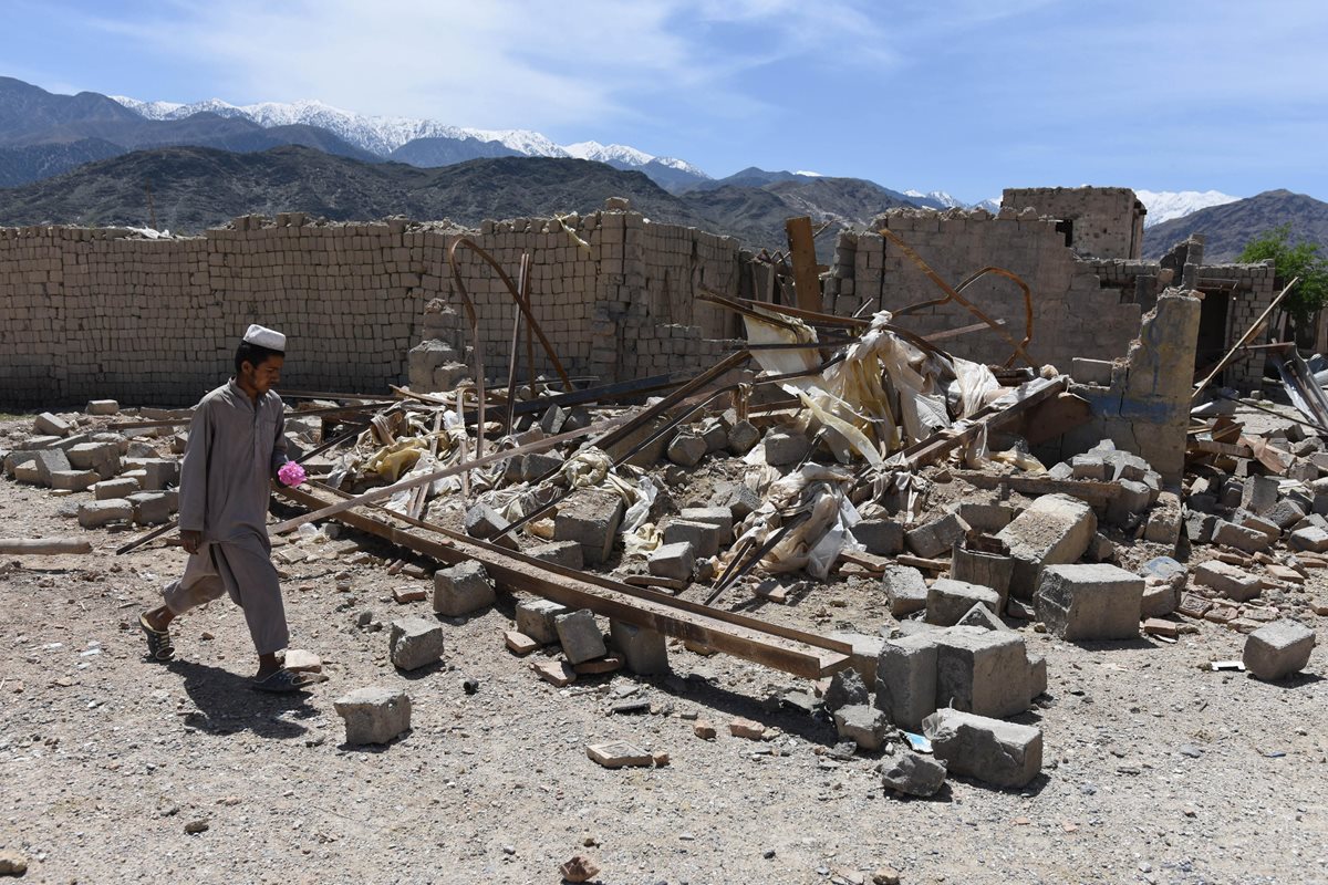 Un hombre afgano camina entre los escombros de tiendas en el bazar de Shadal después de que el ejército estadounidense lanzó una bomba GBU-43 en el distrito de Achin, provincia de Nangarhar, Afganistán. (Foto, Prensa Libre: EFE)