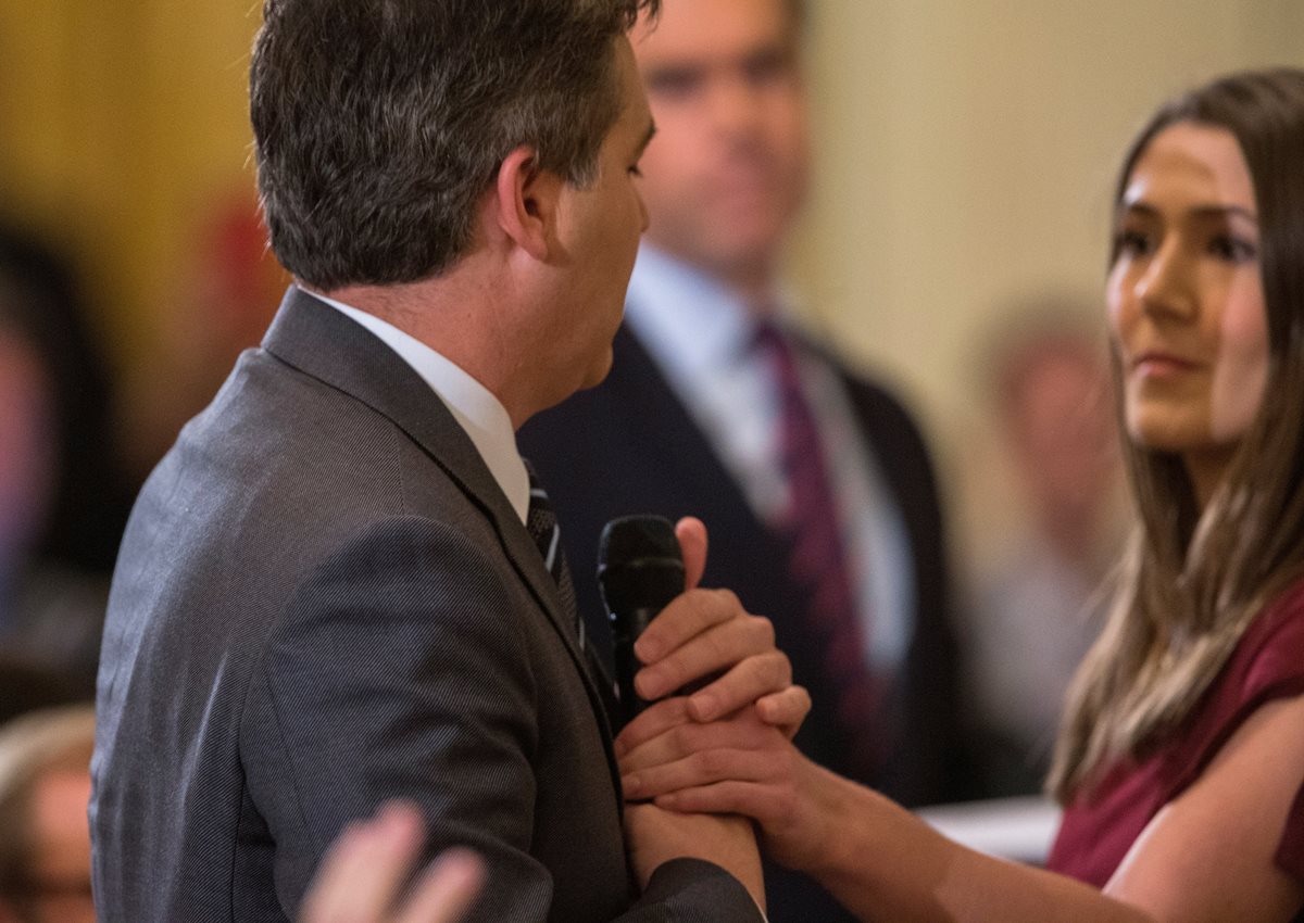 Jim Acosta, corresponsal de la CNN en la Casa Blanca, sostiene firmemente el micrófono después de la orden de Trump de quitarle el micrófono. (Foto Prensa Libre: EFE)