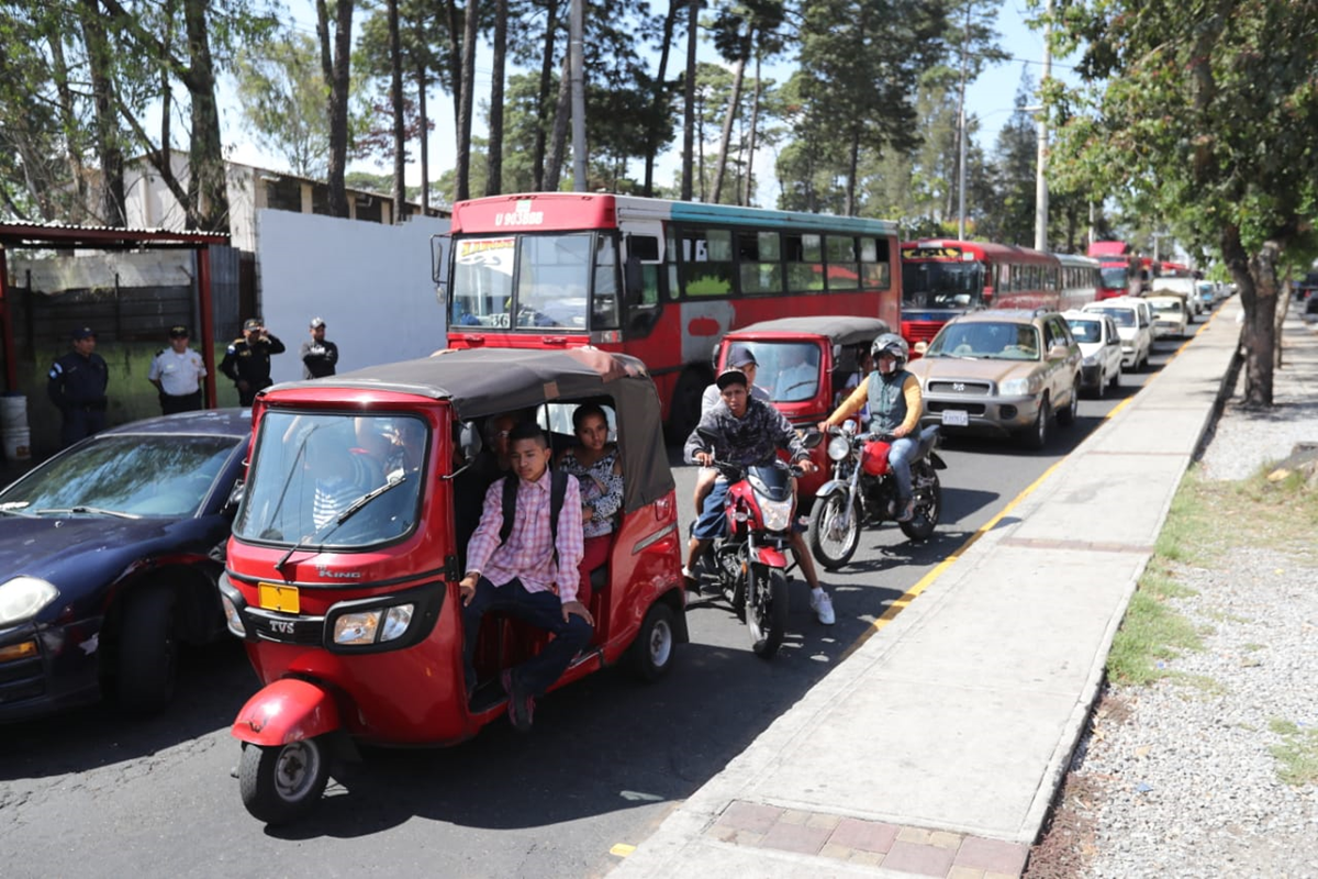 Los mototaxis viajaron llenos hacia el Periférico por la falta de buses. (Foto Prensa Libre: Érick Ávila)