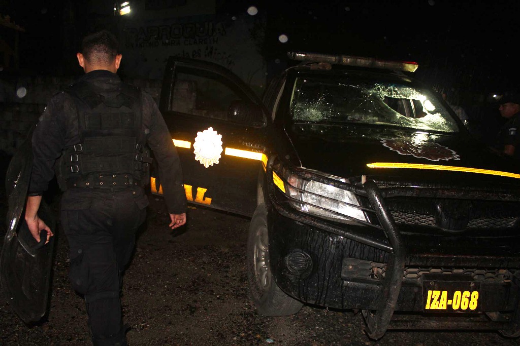 Una de las dos autopatrullas que fue destruida en disturbios en noviembre último, en El Estor, Izabal. (Foto Prensa Libre: Dony Stewart).