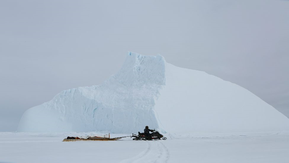 Las motos de nieve son el medio de transporte de los residentes del poblado. QAJAAQ ELLSWORTH