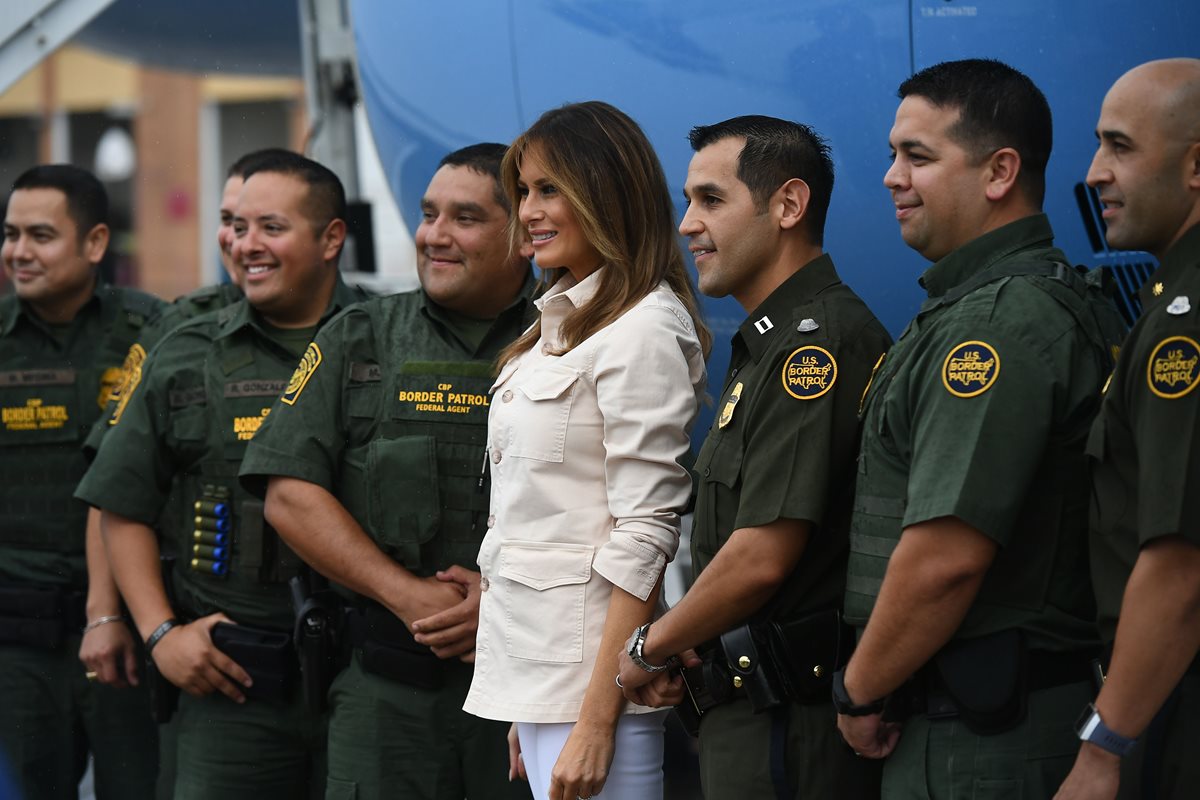 Melania Trump, llegó este jueves a la frontera con México para visitar un albergue en el que permanecen niños inmigrantes. (Foto Prensa Libre: AFP)