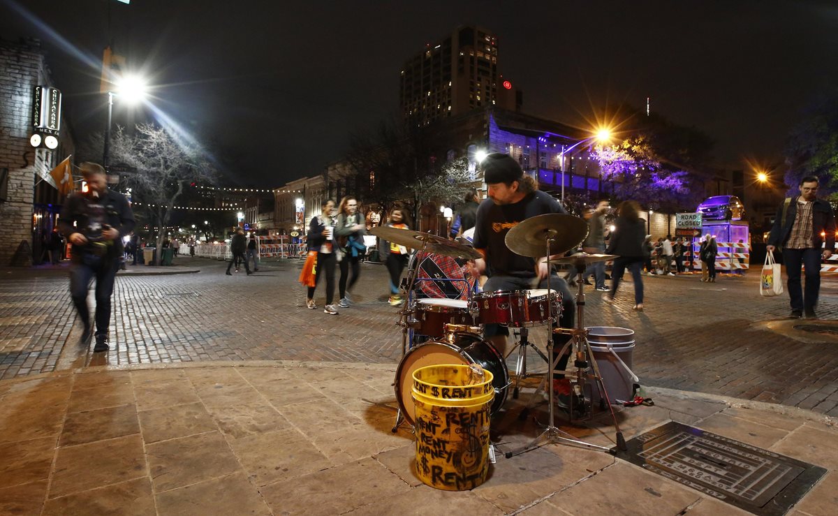 Un musico toca la batería en el primer día del festival  South by Southwest en Austin, Texas. (EFE).