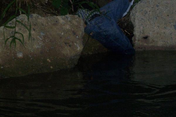 Lugar donde quedó el cadáver baleado de un hombre sin identificar, en la colonia Quebrada Seca, aldea Santo Tomás de Castilla. (Foto Prensa Libre: Edwin Perdomo)<br _mce_bogus="1"/>