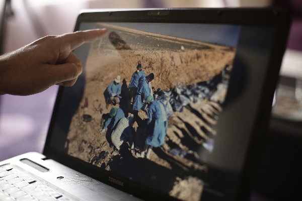 El número de fallecidos oscila entre de cinco mil 200 a más de 15 mil personas.(Foto prensa Libre:AP).