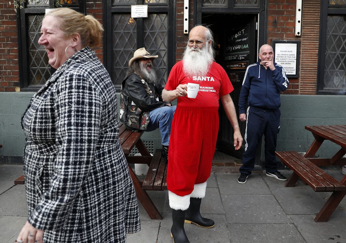 En la "escuela de Santa" en Londres deben aprender a caminar muy bien, sobre todo por la característica barriga. (Foto Prensa Libre: AFP)