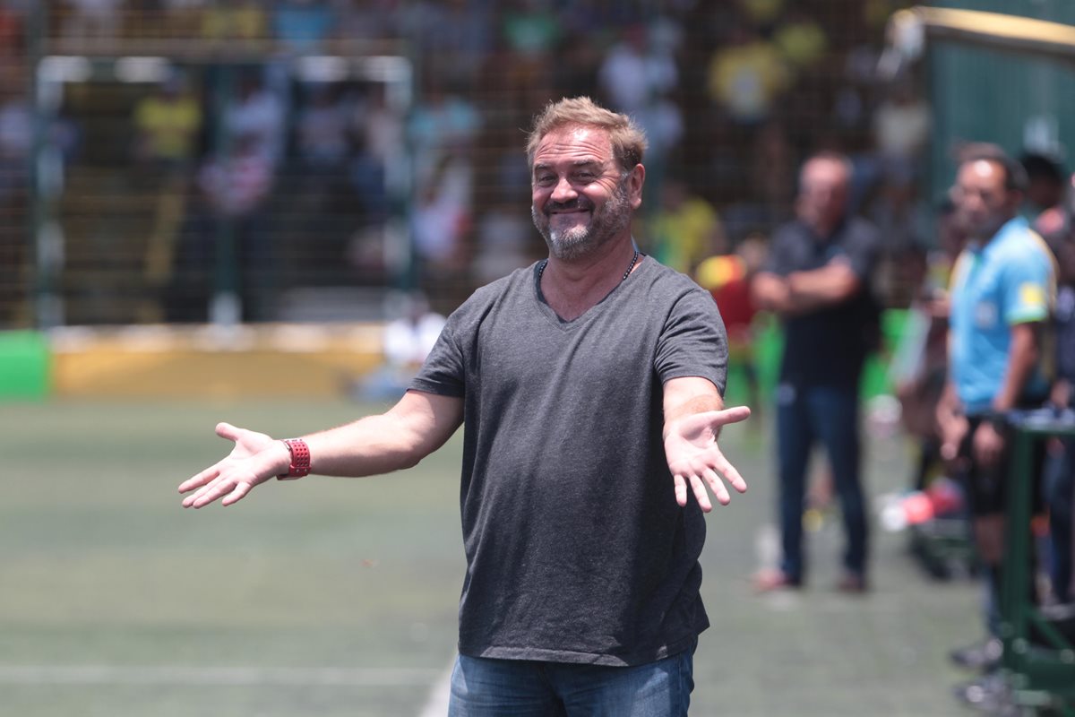 El técnico Carlos Ruiz reacciona con un gesto hacia el árbitro durante el partido que Mictlán perdió contra Petapa. (Foto Prensa Libre: Norvin Mendoza)