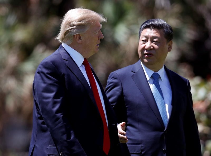 Los presidentes de EE.UU., Donald Trump, y de China, Xi Jinping, en la residencia Mar-a-Lago de Palm Beach. (Foto Prensa Libre: AFP)