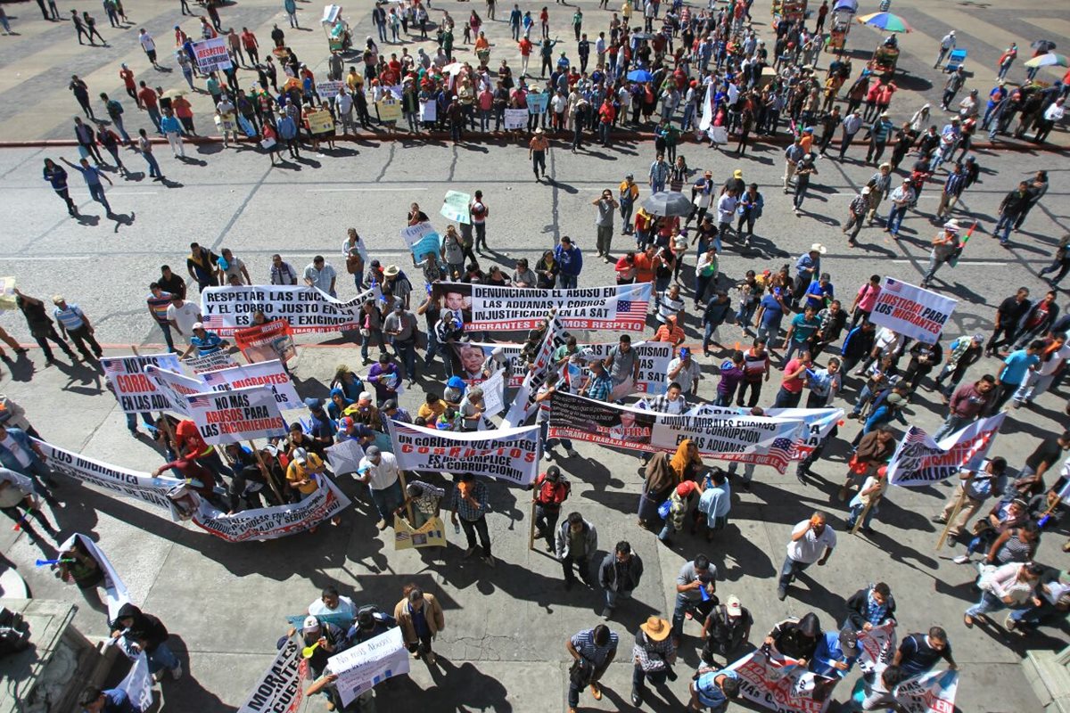 Familiares de migrantes y pequeños transportistas de encomiendas protestan frente al Palacio Nacional de la Cultura. (Foto Prensa Libre: Esbin García)
