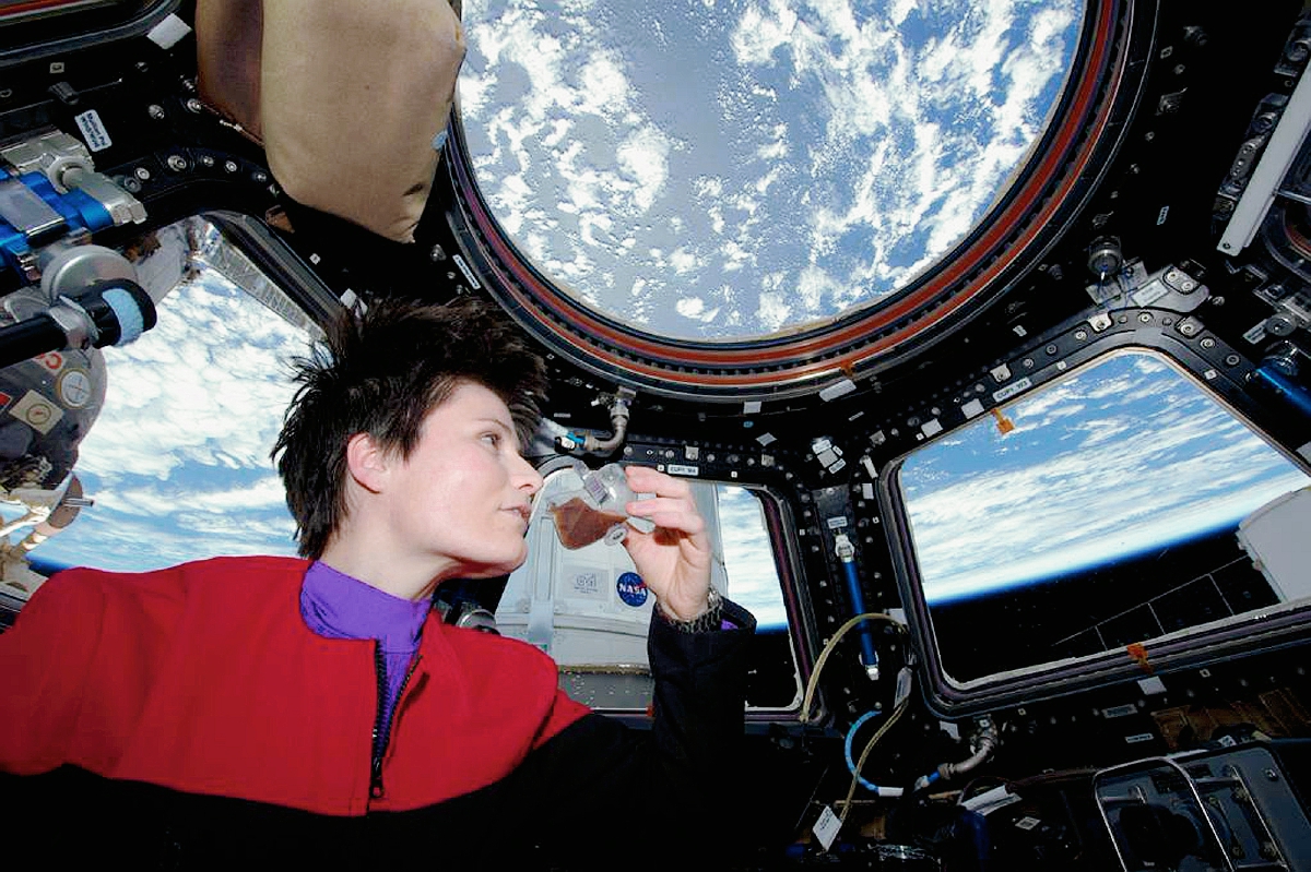 La astronauta Cristoforetti bebe café expreso en órbita. (Foto Prensa Libre: AP).