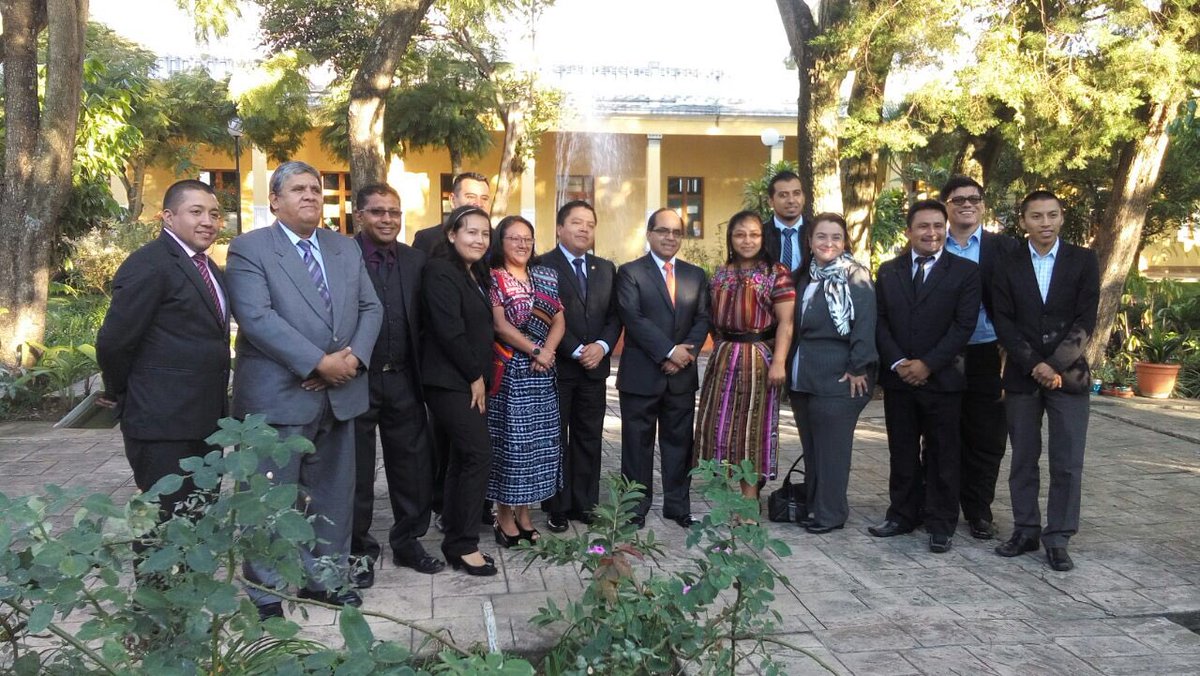 Los maestros galardoandos se reunieron con el ministro de Educación, Óscar López, en la sede del Mineduc. (Foto Prensa Libre: @m100puntos)