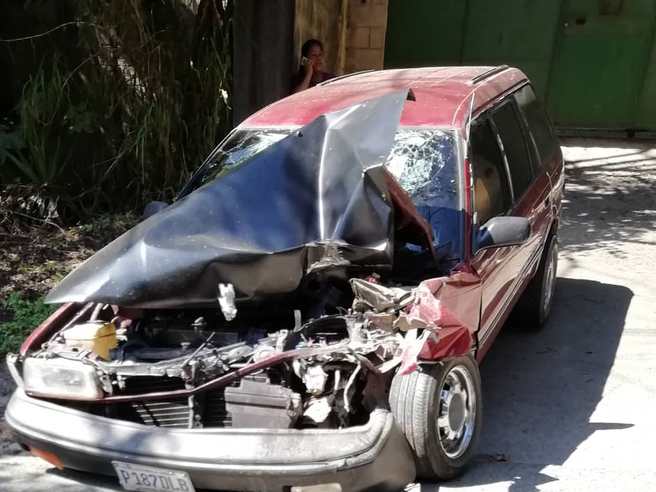 Dos personas resultaron heridas en un accidente en el kilómetro 205 de la ruta de las Verapaces. (Foto Prensa Libre: Eduardo Sam)