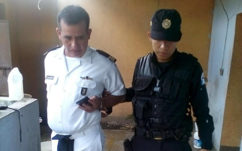 Gabriel de Jesús Valera, capitán de la Marina, es aprehendido en Santa Rosa por conducir ebrio. (Foto Prensa Libre: Oswaldo Cardona)