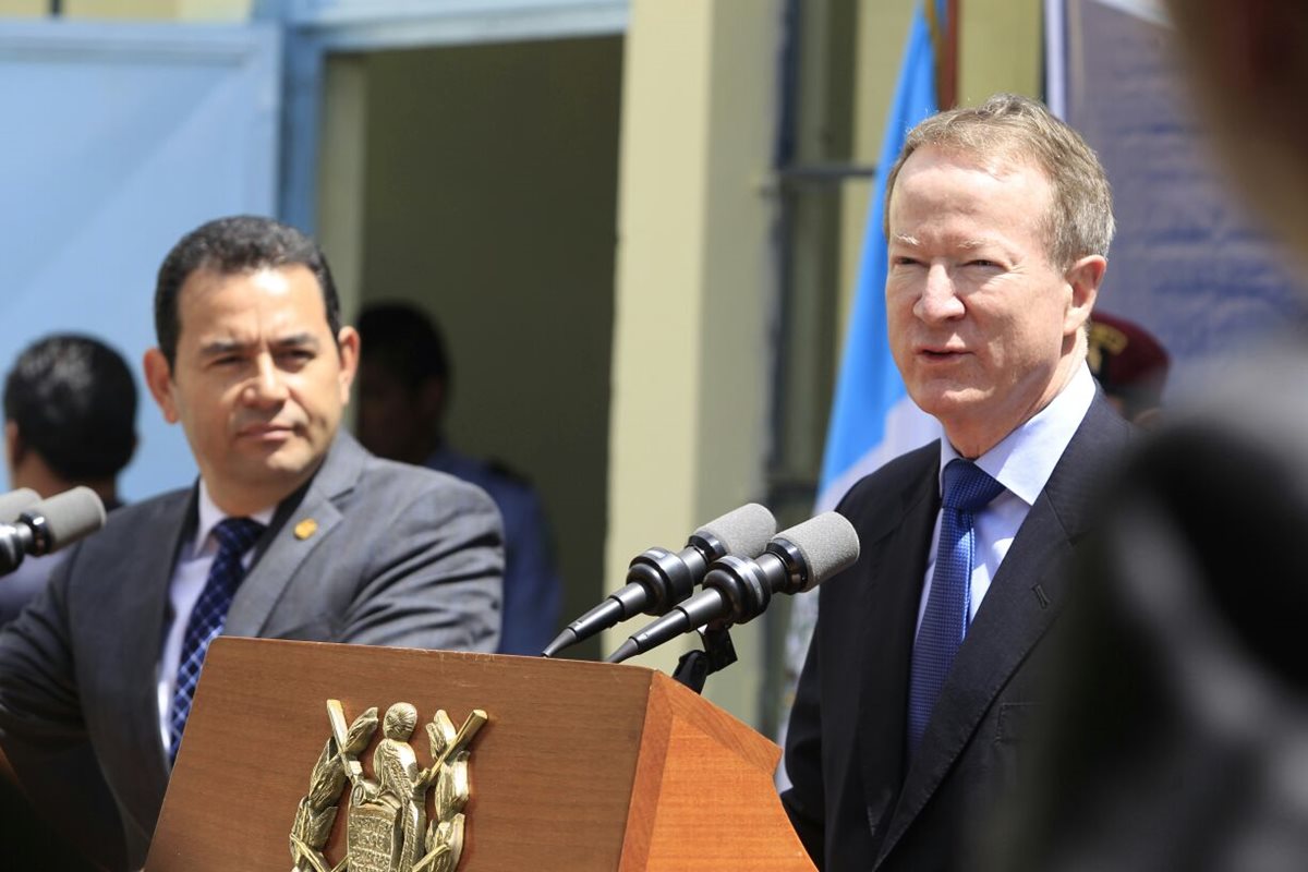 William Brownfield, visitó este martes el país e indicó que EE. UU. recalcula sus políticas y estrategias. (Foto Prensa Libre: Carlos Hernández)