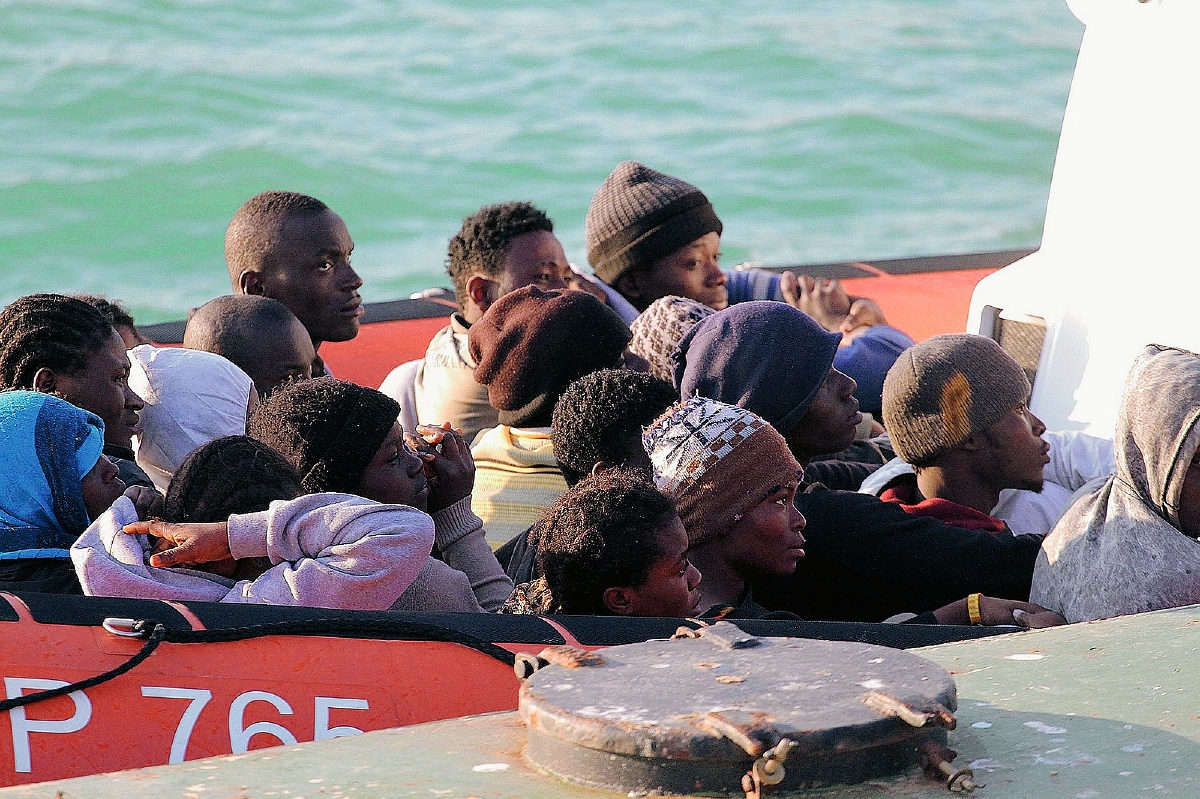 Los migrantes  llegan al puerto siciliano Porto Empedocle, Italia.lrescatados en aguas de Libia .  (Foto Prensa Libre:AP).