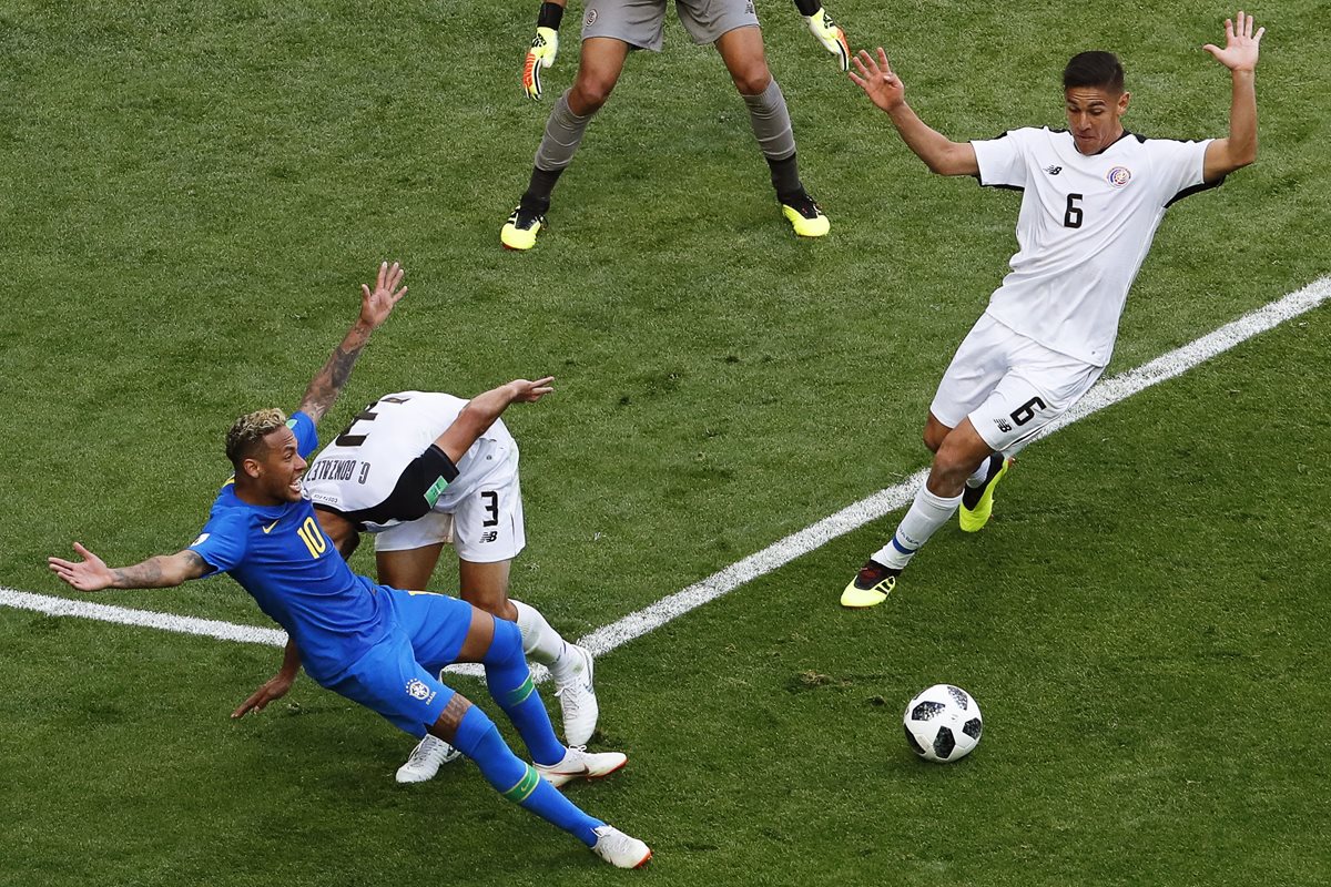 Jugada en la que Neymar pedía penalti pero el árbitro, después de revisar el VAR, no lo marcó. (Foto Prensa Libre: EFE)