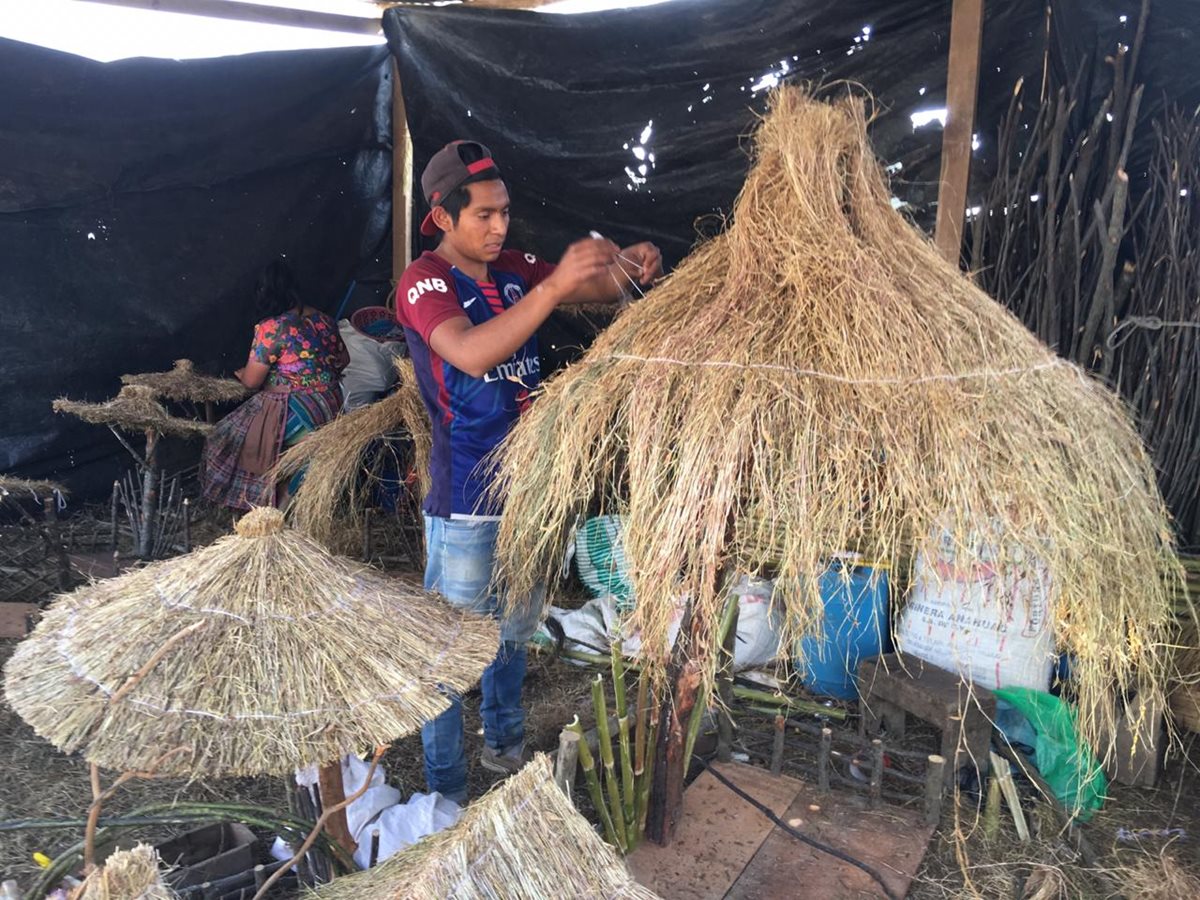 Vendedores se instalan en los campos del Roosevelt en donde ofrecerán productos para la temporada navideña. (Foto Prensa Libre: Alberto Cardona)