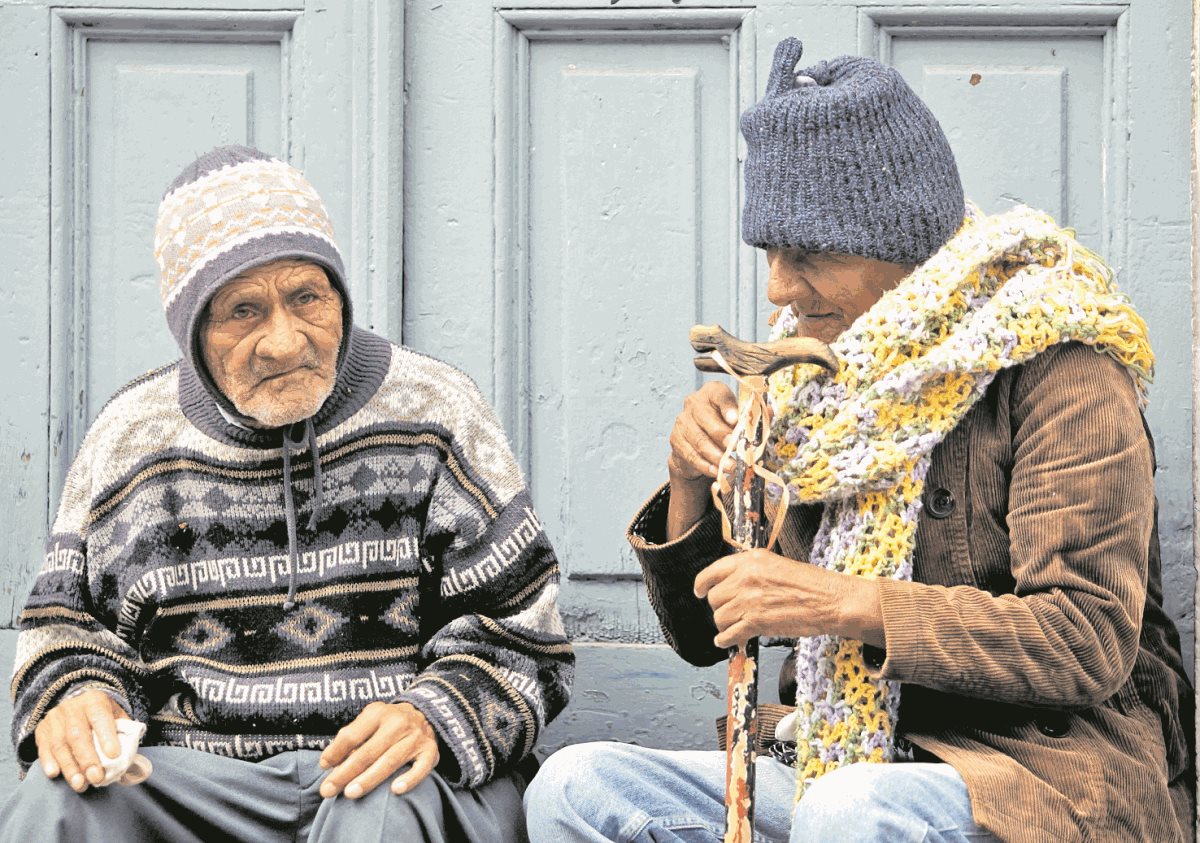 Personas se abrigan del frío en la capital, mientras otras han buscado albergarse en centros habilitados por la Conred. (Foto Prensa Libre: HemerotecaPL)