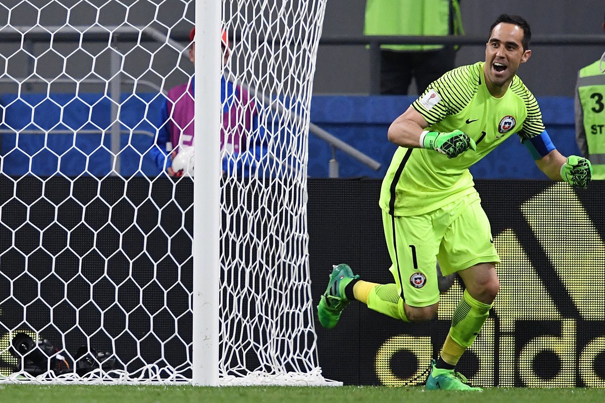 Claudio Bravo corre y celebra después de atajar el último penalti con el que Chile eliminó a Portugal. (Foto Prensa Libre: AFP)