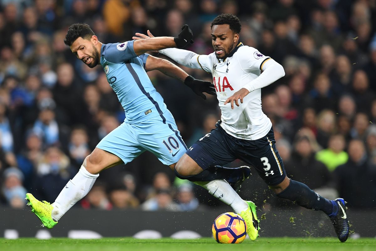 Agüero trata de quedarse con el balón ante la marca de Danny Rose. (Foto Prensa Libre: AFP)