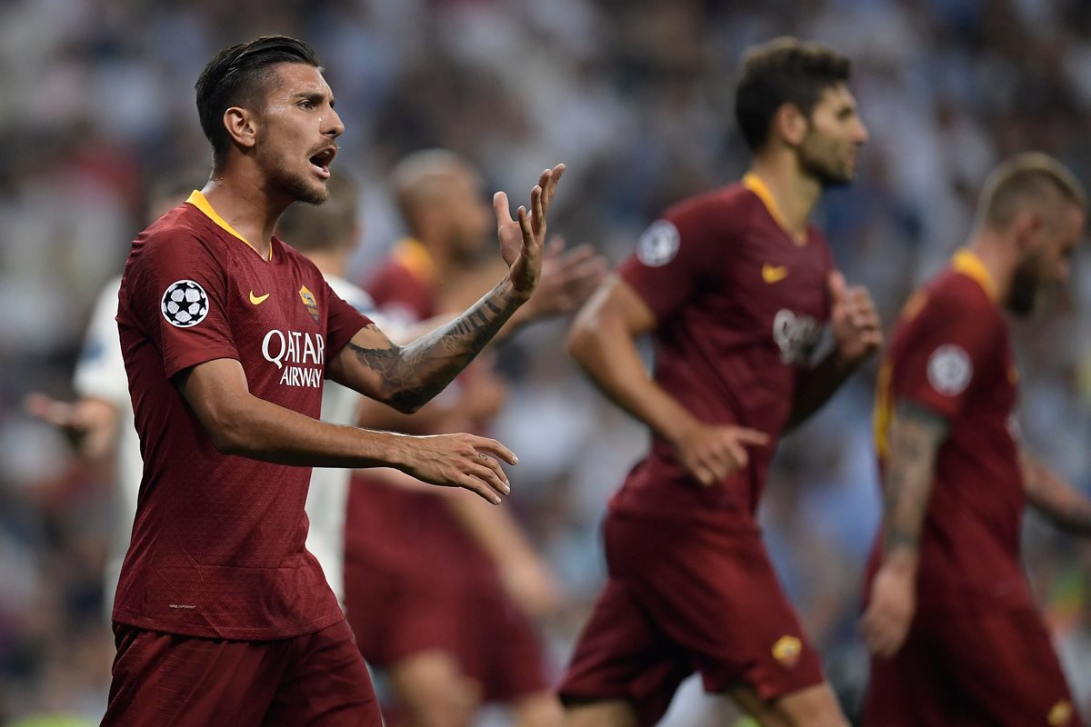 Lorenzo Pellegrini protesta durante el partido de la Roma contra el Real Madrid. (Foto Prensa Libre: AFP).