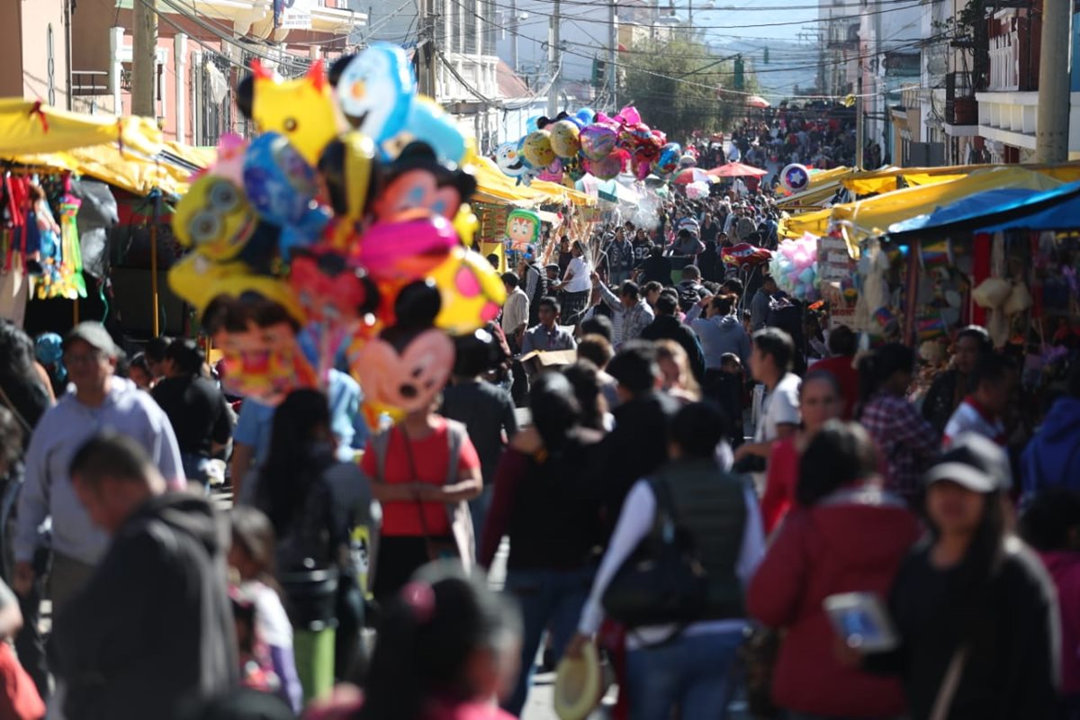 Un pequeño mercado se encuentra en las calles aledañas a la iglesia con ventas de ropa, comida, imágenes y servicios fotográficos.