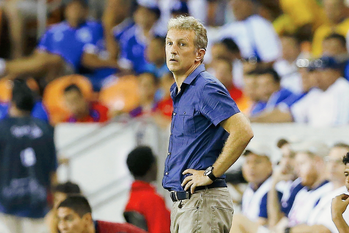 Albert Roca, en el banquillo de la selección salvadoreña en El Salvador. (Foto Prensa Libre: EFE)