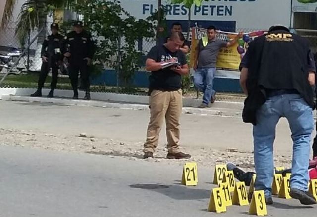 Peritos del Ministerio Público recaban evidencias en el lugar donde quedó el cuerpo sinvida de "el Pastor". (Foto Prensa Libre: Rigoberto Escobar)