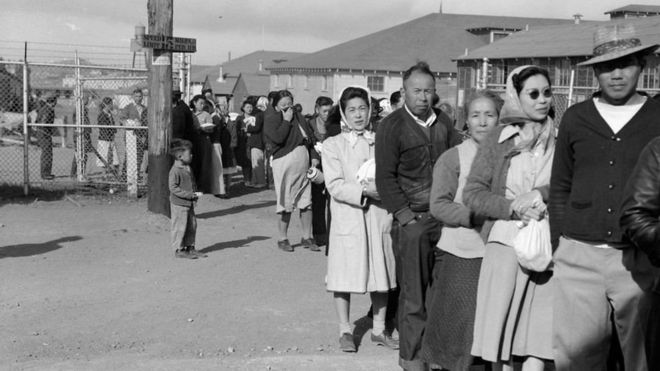 Una fila de internos japoneses-estadounidenses en el campo de San Bruno, California. DOROTHEA LANGE