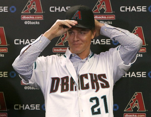 Zack Greinke durante la presentación en su nueva casa, los Cascabeles de Arizona en donde sin duda será una gran estrella. (Foto Prensa Libre: AP)