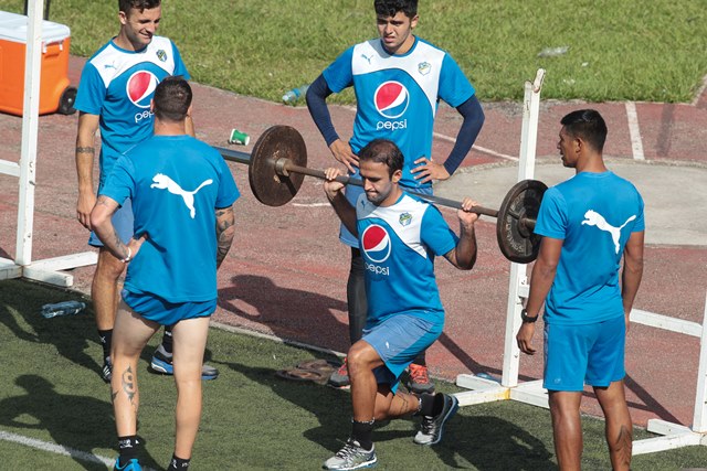 José Manuel Contreras, a pesar de estar en trabajo diferenciado, realizó el mismo que sus compañeros. (Foto Prensa Libre: Norvin Mendoza)