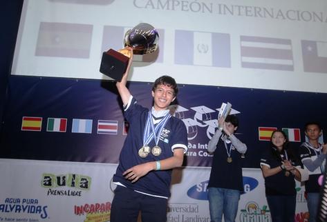 José Arturo Lima Nuñez, del Colegio Lehnsen, se coronó campeón de lectura. (Foto Prensa Libre: Paulo Raquec)