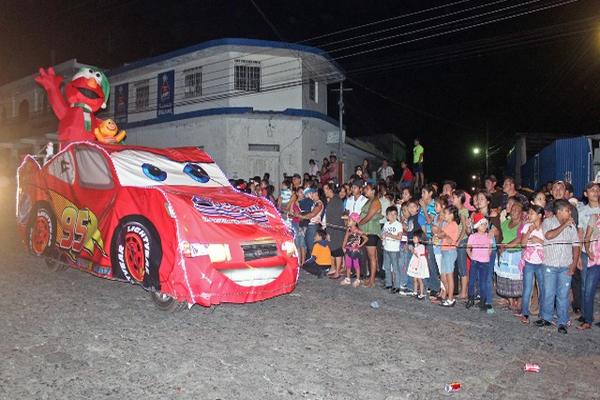 Una de las carrozas que participó en el desfile navideño de Coatepeque, Quetzaltenango. (Foto Prensa Libre: Alexánder Coyoy) <br _mce_bogus="1"/>