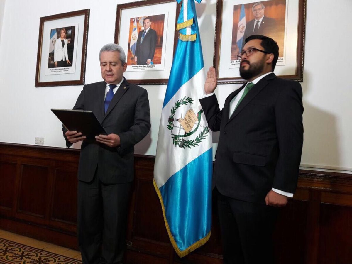 Carlos Velásquez Monge es juramentado como nuevo Ministro de Desarrollo Social. (Foto: Secretaría General de la Presidencia)