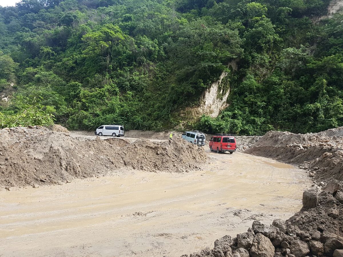 El cerro Lec siempre da problemas durante el invierno, según pobladores. (Foto Prensa Libre: Ángel Julajuj)