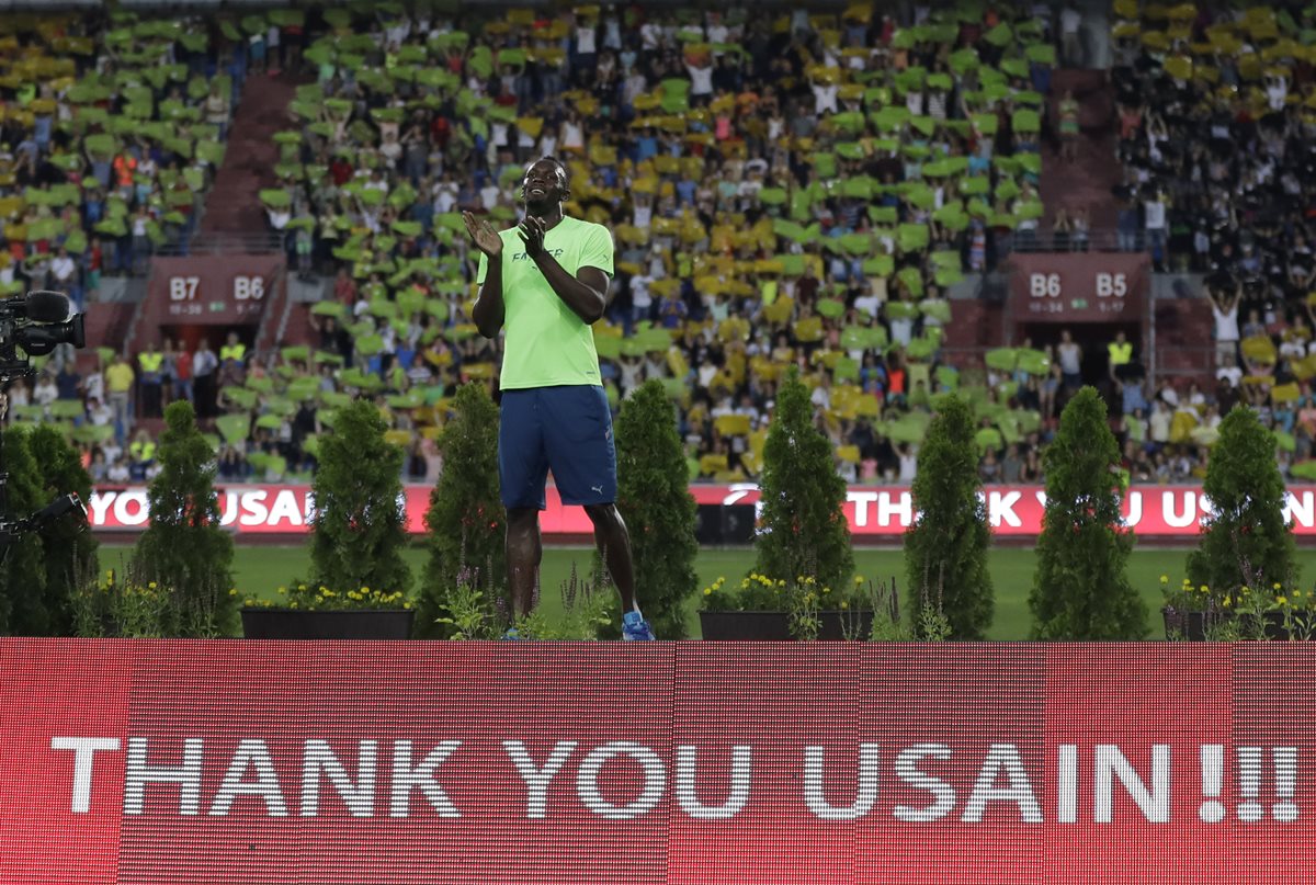 Usain Bolt festeja después de ganar la prueba masculina de 100 metros en Ostrava. (Foto Prensa Libre: AP)