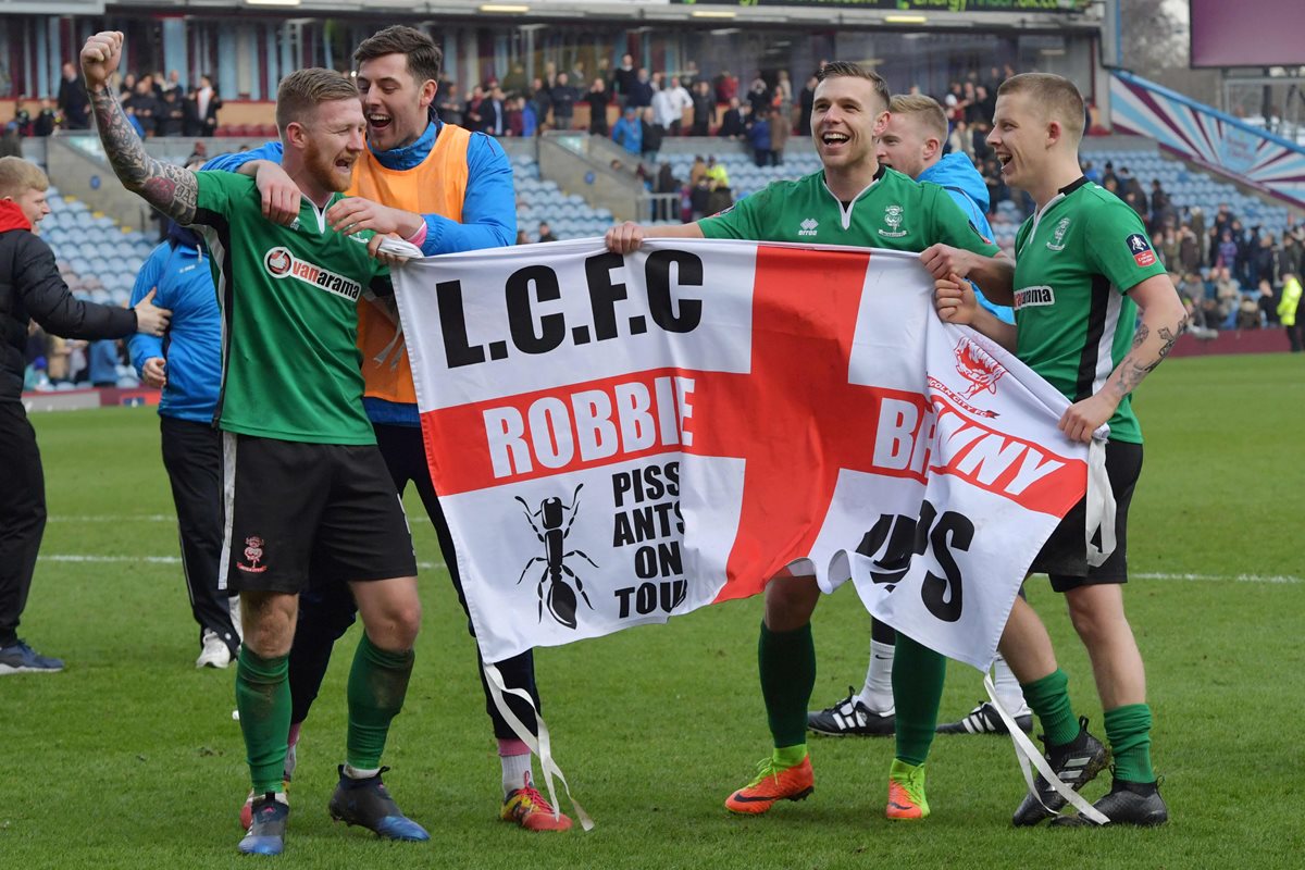 El Lincoln City está haciendo historia en el campeonato inglés. (Foto Prensa Libre: AFP)