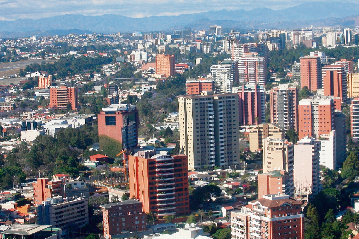 La zona Viva reúne diversidad de hoteles que tienen centros de convenciones. Vinicio Bobadilla considera que este año será mejor. (Foto Prensa Libre: OSCAR ESTRADA)