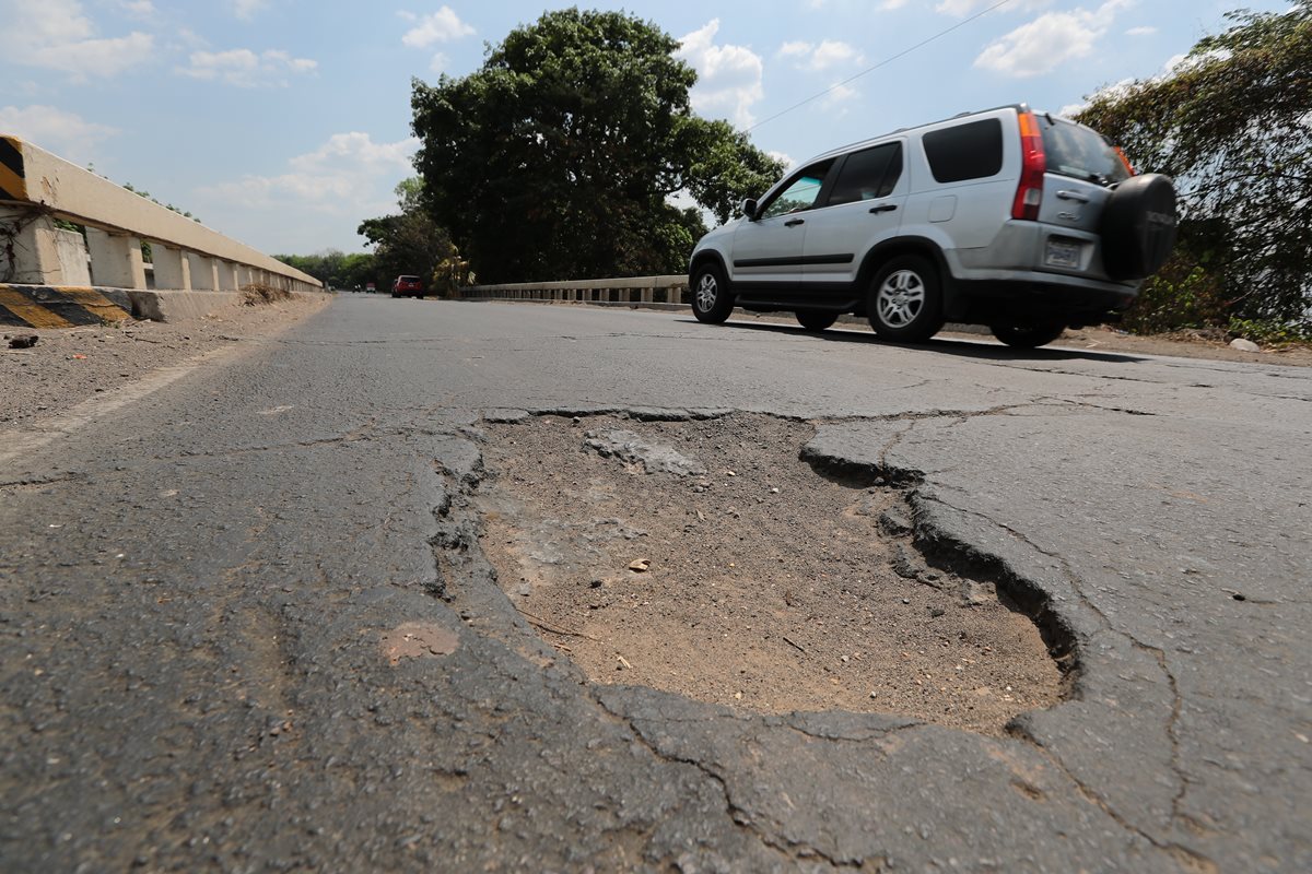 Puente en el km 130 de la carretera CA-2 cuya construcción fue abandonada (Foto Prensa Libre: Álvaro Interiano)